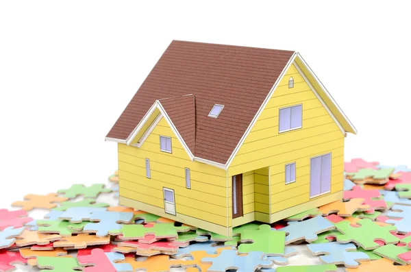 Puzzel en model huis — Stockfoto