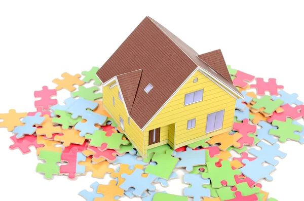 Puzzel en model huis — Stockfoto