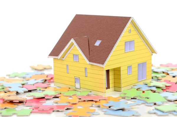 Puzzle e modelo casa — Fotografia de Stock