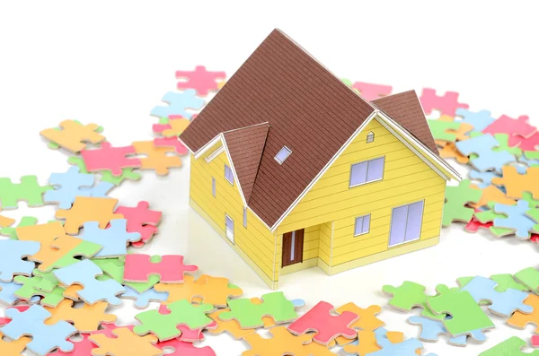 Puzzle i modelu dom — Zdjęcie stockowe