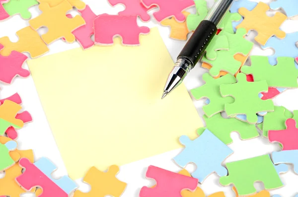 Nota carta e puzzle con penna — Foto Stock