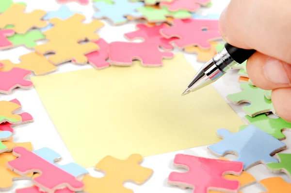 Note paper and puzzle with pen — Stock Photo, Image