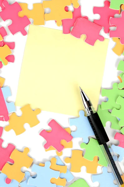 Note paper and puzzle with pen — Stock Photo, Image