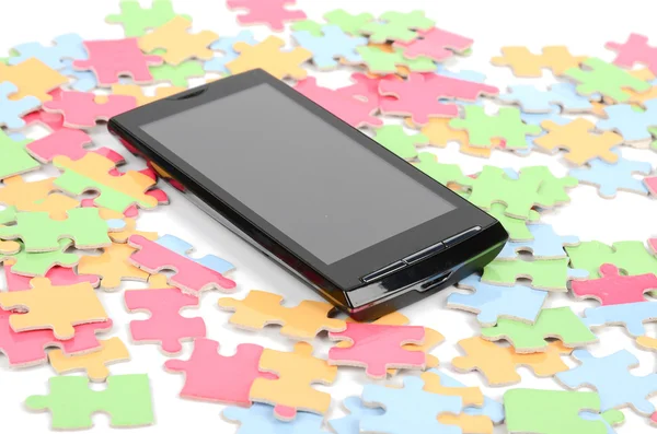 Chytrý telefon a puzzle — Stock fotografie