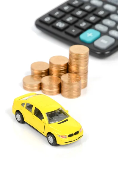 Игрушечный автомобиль и калькулятор с монетой — стоковое фото
