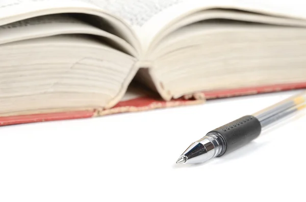 Ручка и словарь — стоковое фото