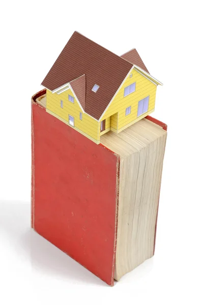 Model huis en woordenboek — Stockfoto