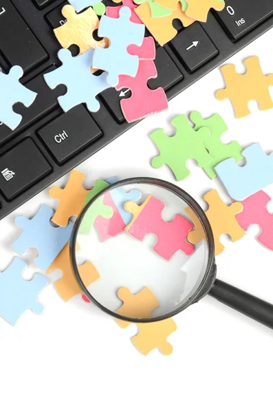 Keyboard and magnifier with puzzle — Stock Photo, Image