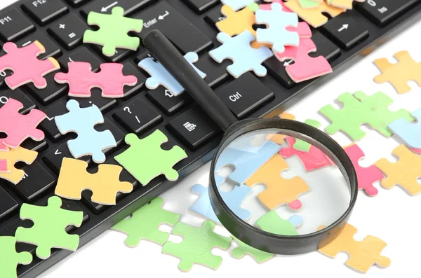 Keyboard and magnifier with puzzle — Stock Photo, Image