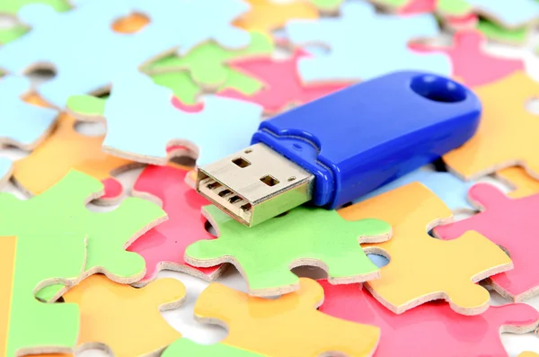 Puzzle und USB-Festplatte — Stockfoto
