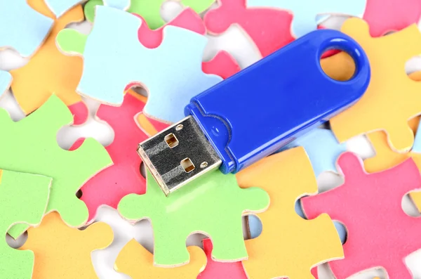 Puzzel en USB-schijf — Stockfoto