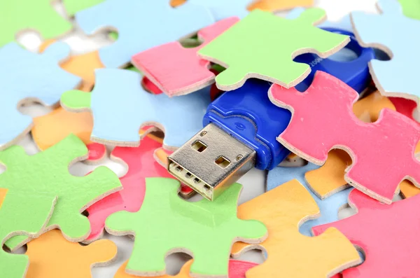 Puzzle y disco USB —  Fotos de Stock