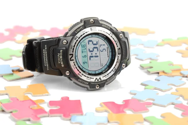 Puzzel en digitaal horloge — Stockfoto
