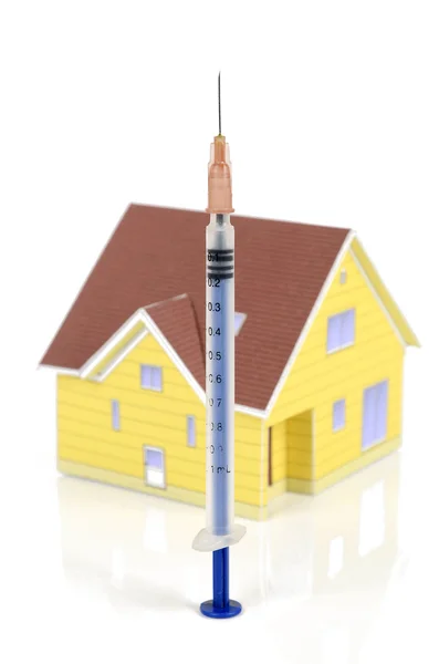 Syringe and model house — Stock Photo, Image