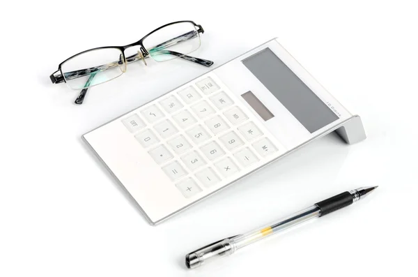 Calcolatrice e penna con occhiali — Foto Stock