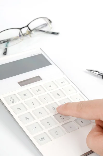 Calculadora e caneta com óculos — Fotografia de Stock