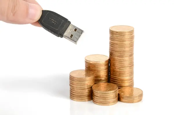 USB кабель и монета — стоковое фото