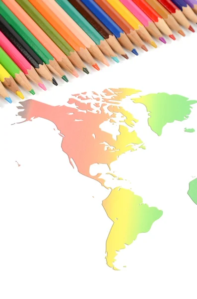 Carte du monde et crayons de couleur — Photo