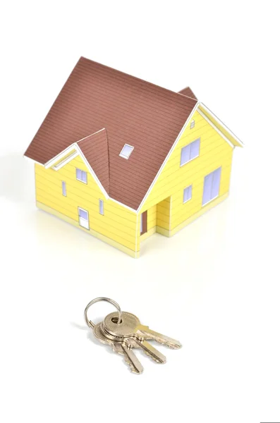 Модель будинку і ключ — стокове фото