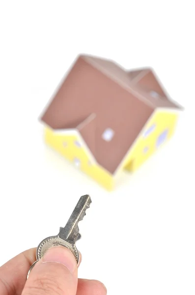 Model domu a klíč — Stock fotografie