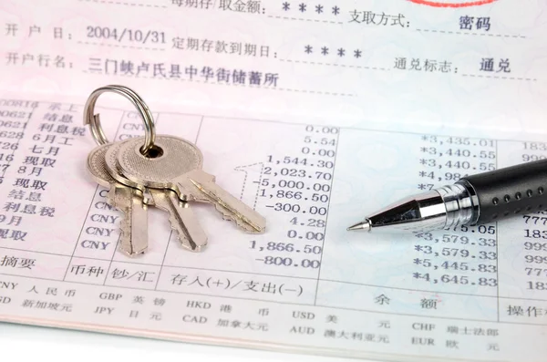 Bankbook and key with pen — Stock Photo, Image