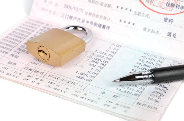 Bankbook and padlock with pen — Stock Photo, Image