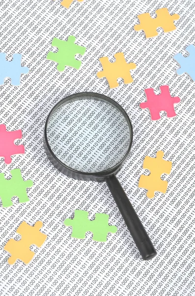 Puzzle y código binario con lupa — Foto de Stock