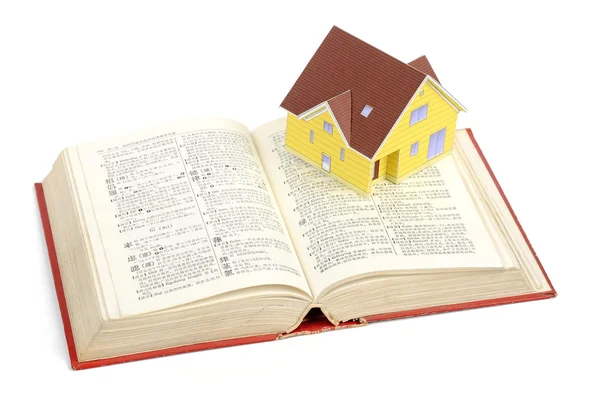 Casa modelo y diccionario —  Fotos de Stock