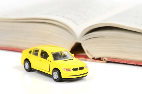 おもちゃの車と辞書 — ストック写真
