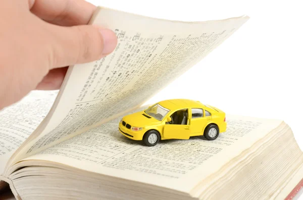 おもちゃの車と辞書 — ストック写真