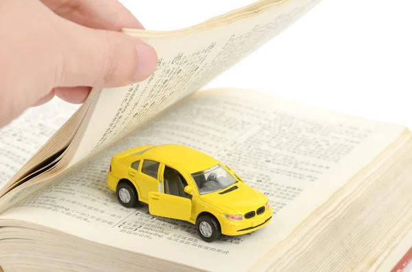 Speelgoedauto en woordenboek — Stockfoto