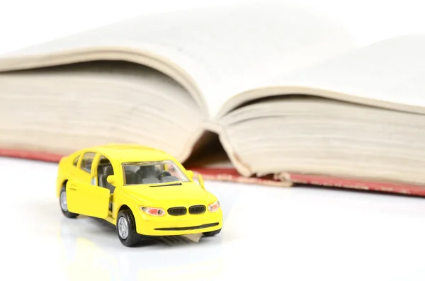 玩具汽车和字典 — 图库照片