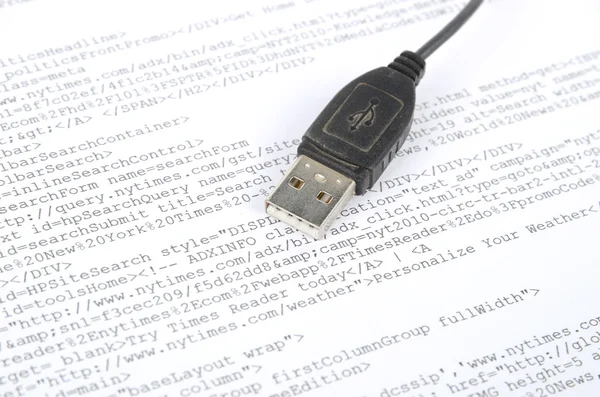 USB-Kabel und HTML-Seite — Stockfoto