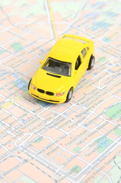 Oyuncak araba ve harita — Stok fotoğraf