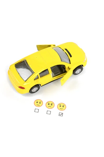 Speelgoedauto en emoticon — Stockfoto