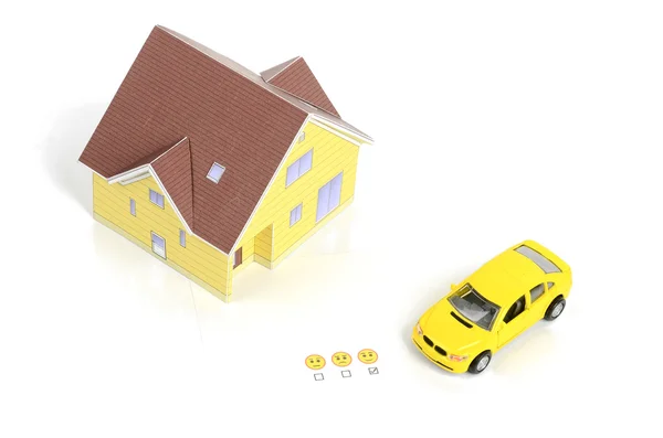 Leksaksbil, modell hus och smiile ansikte — Stockfoto