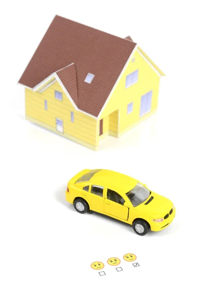 Oyuncak araba, model evi ve smiile yüz — Stok fotoğraf