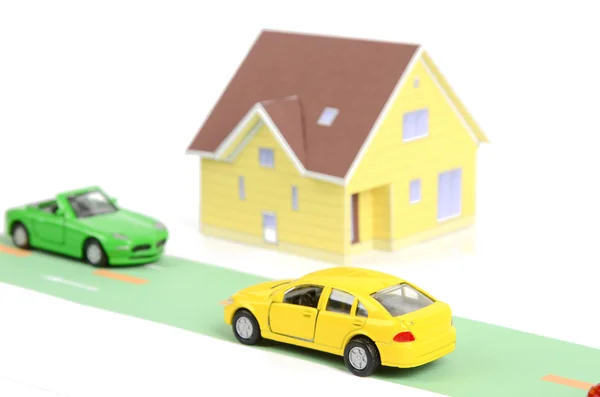 玩具车和模型的房子 — 图库照片