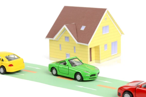 Іграшковий автомобіль і модель будинку — стокове фото