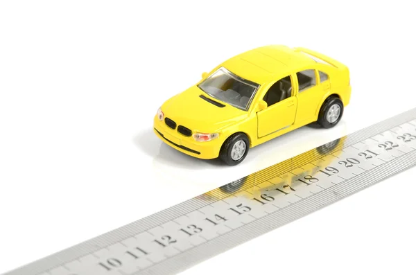 Stalowy linijka i zabawka samochód — Zdjęcie stockowe