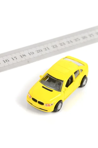 Stalen liniaal en speelgoedauto — Stockfoto