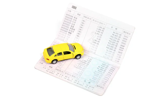 Speelgoedauto en bankboekjes — Stockfoto