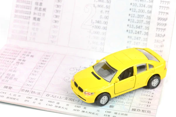 おもちゃの車および預金通帳 — ストック写真