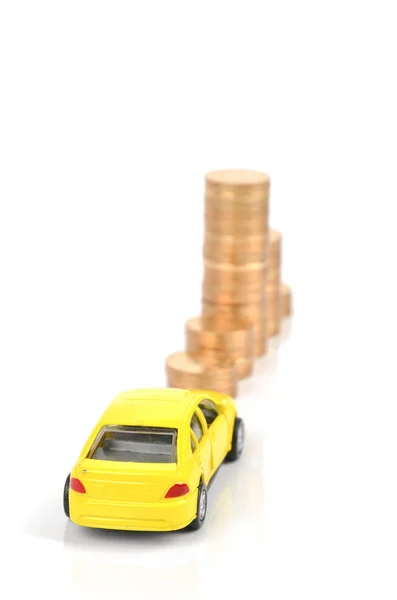Leksaksbil och mynt — Stockfoto