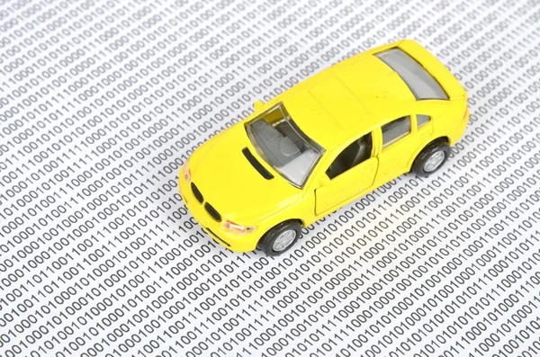 バイナリ コードとおもちゃの車 — ストック写真