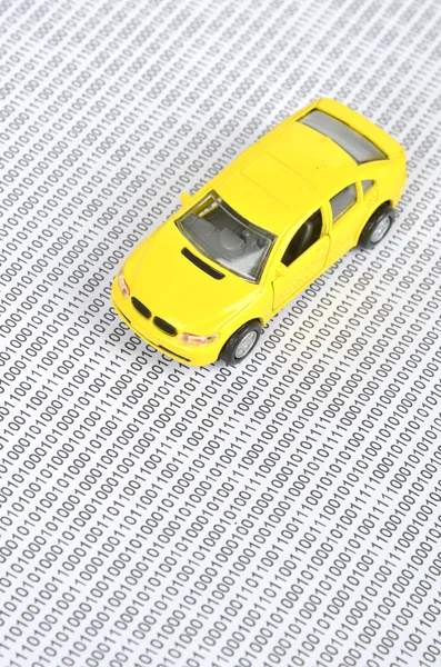 Código binario y coche de juguete — Foto de Stock