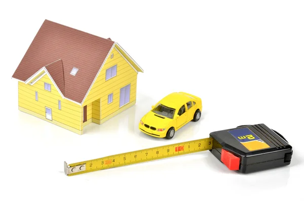 Fita de aço e casa modelo com carro de brinquedo — Fotografia de Stock