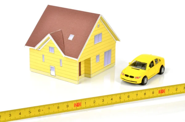 Сталева стрічка і модель будинку з іграшковим автомобілем — стокове фото