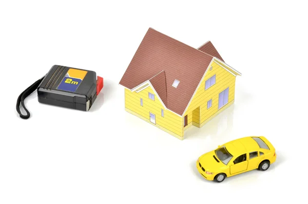 Cinta de acero y casa modelo con coche de juguete —  Fotos de Stock