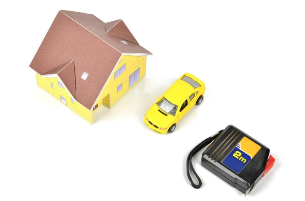 Fita de aço e casa modelo com carro de brinquedo — Fotografia de Stock
